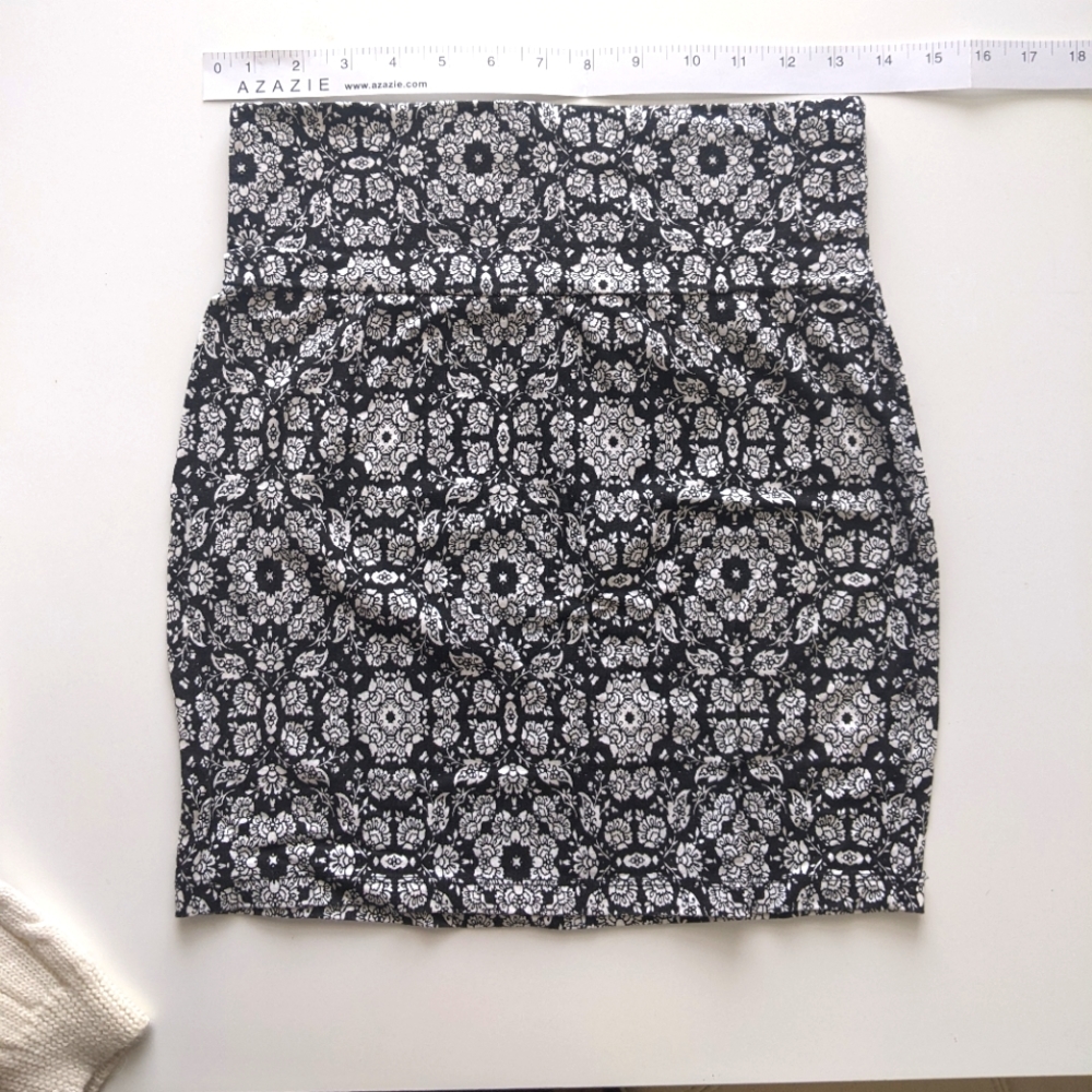 $15/3 Charlotte Russe black and white floral bodycon miniskirt